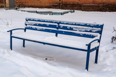 Mavi ahşap sırık Yoğun Karla kaplı Sessiz Kış Bahçesi, Soğuk Hava Mobilyaları ve Tuğla Duvarlı Mobilya