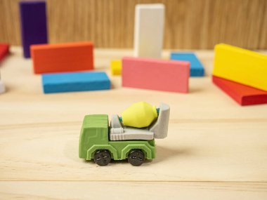 Mülkiyet ve bina içeriği için çok renkli oyuncak üreten kamyon