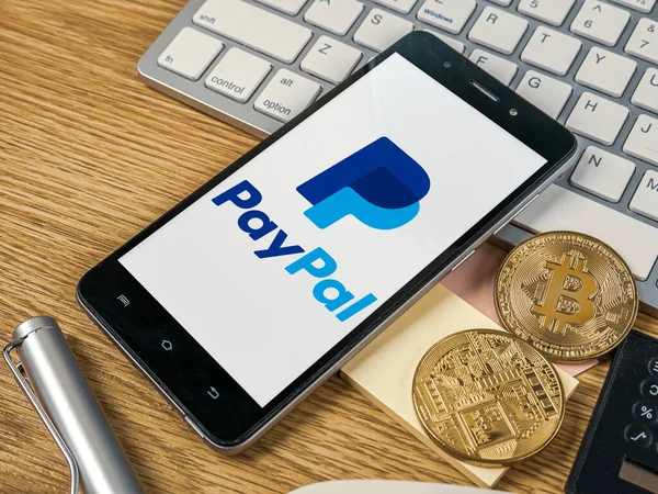 Bangkok, Tayland 2 Kasım 2020 Akıllı telefon üzerindeki PayPal logosu ve ticari içerik için bitcoin.