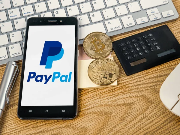 Bangkok, Tayland 2 Kasım 2020 Akıllı telefon üzerindeki PayPal logosu ve ticari içerik için bitcoin.