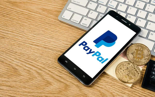 Bangkok, Tayland 2 Kasım 2020 Akıllı telefon üzerindeki PayPal logosu ve ticari içerik için bitcoin.