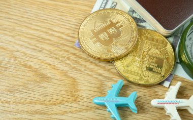 Seyahat içeriği için tahta masada pasaport ve bitcoin