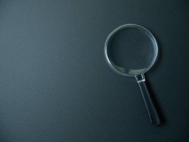 Arama konsepti için siyah arkaplan üzerindeki büyüteç