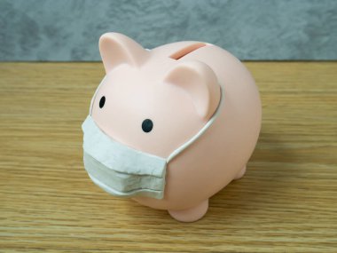 Para ve virüs krizi içeriği için domuz kumbarası ve maskesi