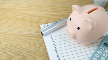 Para veya iş konsepti tasarrufu için domuzcuk bankası ve mavi hesap makinesi