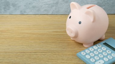Para veya iş konsepti tasarrufu için domuzcuk bankası ve mavi hesap makinesi