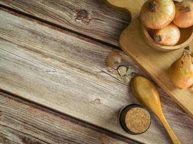 Yemek veya yemek konsepti için ahşap masadaki soğanlar.