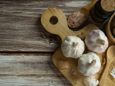 Yemek veya yemek konsepti için ahşap masada sarımsak..