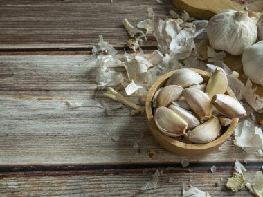 Yemek veya yemek konsepti için ahşap masada sarımsak..