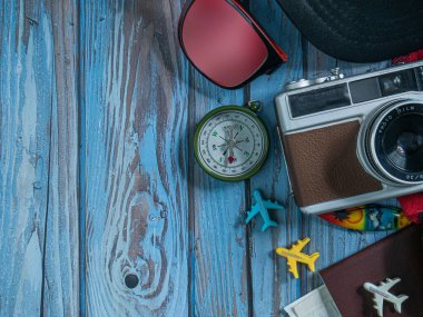 Seyahat konsepti için tahta masada kamera ve pasaport..