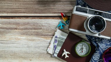 Kamera ve pasaport ahşap masa üzerinde seyahat konsepti için..