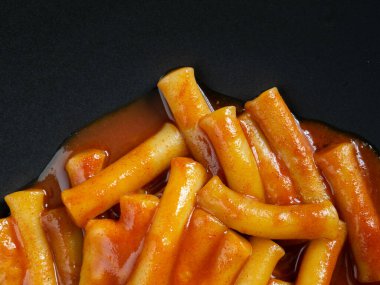 Tteokbokki veya Sıcak ve Baharatlı Pirinçli Kek Kore 'nin en iyi görüntüsü..