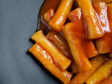 Tteokbokki veya Sıcak ve Baharatlı Pirinçli Kek Kore 'nin en iyi görüntüsü..