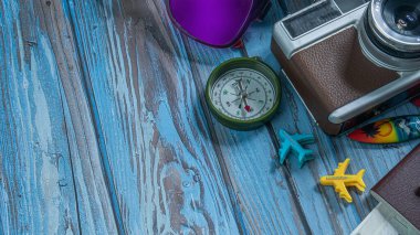 Kamera ve pasaport ahşap masa üzerinde seyahat konsepti için..