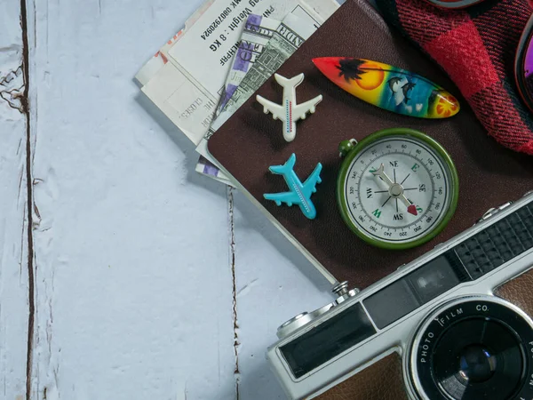 Kamera Paszport Drewnianym Stole Koncepcji Podróży — Zdjęcie stockowe