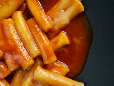 Tteokbokki veya Sıcak ve Baharatlı Pirinçli Kek Kore 'nin en iyi görüntüsü..