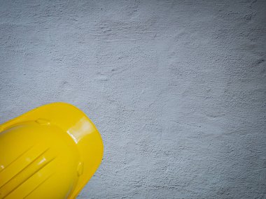 Sert Şapkalar Sarı Şapka Madeni Güvenlik Aletleri beton zeminde