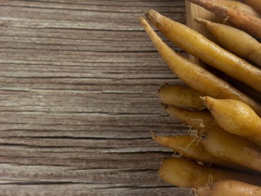 Ahşap masadaki parmak kökü yiyecek ve tıbbi konsept için görüntüyü kapat