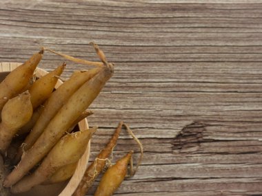 Ahşap masadaki parmak kökü yiyecek ve tıbbi konsept için görüntüyü kapat