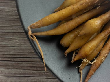 Ahşap masadaki parmak kökü yiyecek ve tıbbi konsept için görüntüyü kapat
