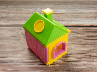 Ev oyuncağı ahşap masa üzerinde emlak veya emlak işi konsepti için