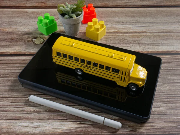 Ônibus Escolar Tablet Para Educação Learning Concep — Fotografia de Stock