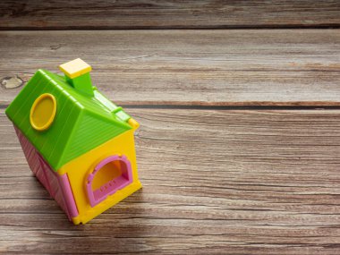 Ev oyuncağı ahşap masa üzerinde emlak veya emlak işi konsepti için