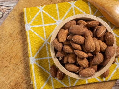 Tahta kasedeki badem yemek ve sağlık konsepti için.