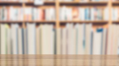 Eğitim konsepti 3D sunumu için kütüphanedeki kitap depolama ve ahşap tablo