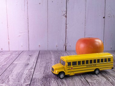 Tahta masadaki okul otobüsü eğitim danışmanı.