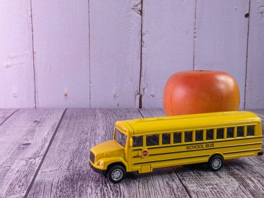 Tahta masadaki okul otobüsü eğitim danışmanı.