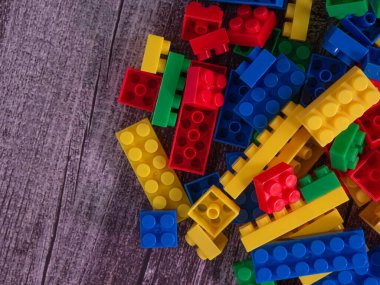 Çocuk veya eğitim konsepti için kutu plastik yapboz çok renkli