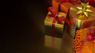 Süslü hediye kutuları altın ve kırmızıya sarılı dekoratif yaylarla, kutlamayı sembolize ediyor, Noel, tatil sezonu, doğum günü, şenlikli hediyeler ve zarif hediyeler..