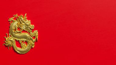 Altın Çin ejderhası cesur kırmızı bir arkaplanda güç, refah, gelenek ve kültürel kutlamayı sembolize ediyor. Festival ve Asya temalı tasarımlar için ideal.