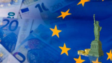 Avro parasıyla Özgürlük Anıtı ve Avrupa Birliği bayrağı uluslararası finans işbirliği ekonomik işbirliği yatırım özgürlük küresel ticaret ve refah kavramını temsil ediyor