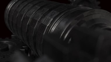 Mekanik kod kilidini dönen tekerlek ve dişlilerle gösteren karanlık endüstriyel konsept, güvenliği, şifrelemeyi, şifre korumasını, teknolojiyi ve karmaşık veri sistemlerini sembolize ediyor.