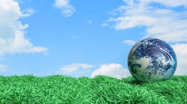 Mavi gökyüzü altında yeşil çimlerin üzerinde dinlenen Dünya gezegeni çevresel sürdürülebilirliği temsil ediyor iklim farkındalığı doğa dengesi ve küresel sorumluluk