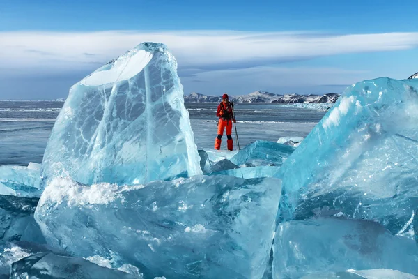 얼음 사이 여행자 — 스톡 사진