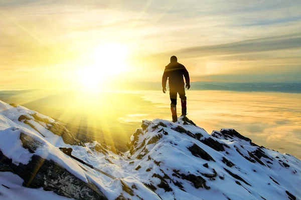 L'uomo a stare in cima alla montagna all'alba — Foto Stock