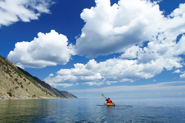 Человек на каяке идет через озеро Байкал — стоковое фото