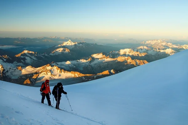 Dağcılar Elbruz Dağı üzerinde