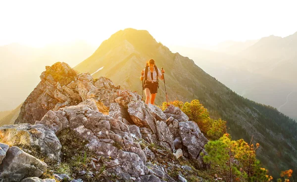 Το κορίτσι πηγαίνει στα βουνά στο ηλιοβασίλεμα — Φωτογραφία Αρχείου