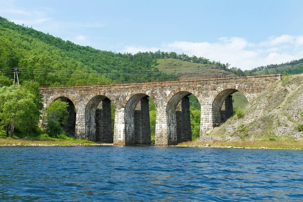 Bir taş Demiryolu köprüsünden