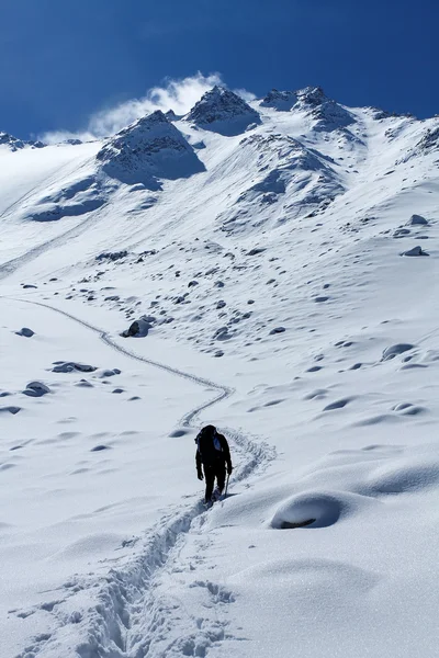 L'uomo va in cima alla montagna — Foto Stock