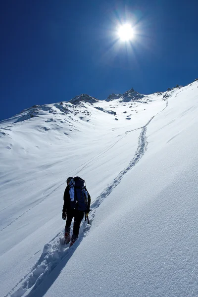 L'uomo va in cima alla montagna — Foto Stock