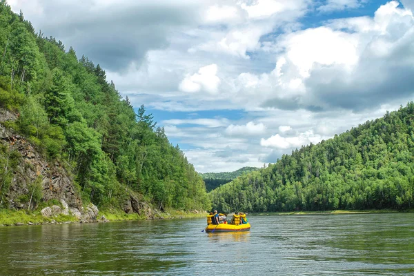 Sibirya nehirde rafting