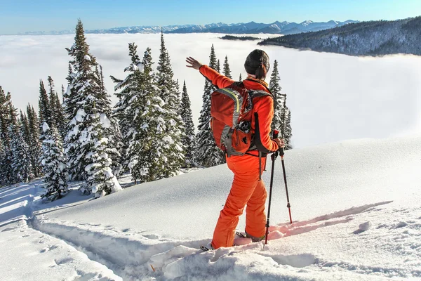 La ragazza cammina sugli sci in montagna — Foto Stock
