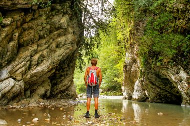 Abhazya ormanda bir kanyonda adam gider