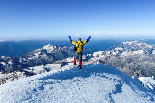 Muž na vrcholu Mount Elbrus — Stock fotografie