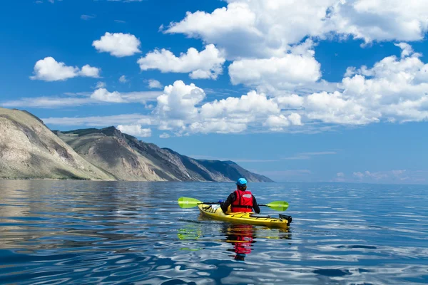 Deniz Baykal üzerinde Kayak